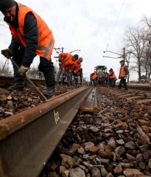reyki_poshkodzhennya_ukrzaliznitsya_zatrimannya_poyizdiv_remont_obstrilgettyimages_126ada840810647.jpg Росіяни атакували дронами залізничну інфраструктуру Полтави, у місті лунали вибухи