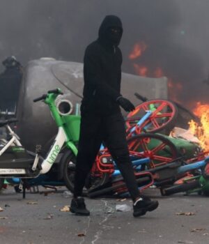 Погроми,-мародерство-та-протести-в-країнах-Європи.-Чи-є-вплив-Росії?