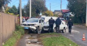 У Нововолинську ВАЗ зіткнувся зі службовим автомобілем поліції, травмувалася жінка У-Нововолинську-ВАЗ-зіткнувся-зі-службовим-автомобілем-поліції,-травмувалася-жінка