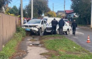 У Нововолинську ВАЗ зіткнувся зі службовим автомобілем поліції, травмувалася жінка У-Нововолинську-ВАЗ-зіткнувся-зі-службовим-автомобілем-поліції,-травмувалася-жінка