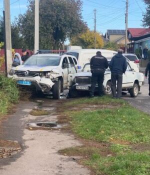 У-Нововолинську-ВАЗ-зіткнувся-зі-службовим-автомобілем-поліції,-травмувалася-жінка У-Нововолинську-ВАЗ-зіткнувся-зі-службовим-автомобілем-поліції,-травмувалася-жінка