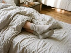 Спати в шкарпетках чи без: що кажуть медичні експерти та науковці Спати-в шкарпетках-чи без:-що кажуть-медичні-експерти-та науковці
