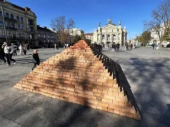 У центрі Львова встановили цегляну Говерлу, мережа вибухнула жартами У центрі Львова встановили цегляну Говерлу, мережа вибухнула жартами