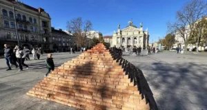 У центрі Львова встановили цегляну Говерлу, мережа вибухнула жартами У центрі Львова встановили цегляну Говерлу, мережа вибухнула жартами