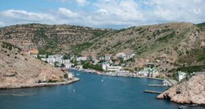 В Севастополі розпочали обговорення проєкту забудови Балаклавської бухти «Лестригони-людожери»-та-історичні-будівлі-в-окупації:-що-задумали-друзі-Путіна-в-Балаклаві