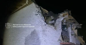 Нічна атака на Запоріжжя: пошкоджені будівлі та поранений Нічний-удар-по-Запоріжжю:-пошкоджено-будинки-та-авто,-поранено-людину