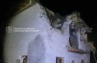 Нічна атака на Запоріжжя: пошкоджені будівлі та поранений Нічний-удар-по-Запоріжжю:-пошкоджено-будинки-та-авто,-поранено-людину