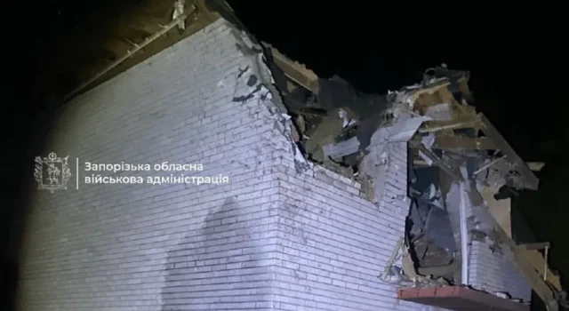 Нічна атака на Запоріжжя: пошкоджені будівлі та поранений Нічний-удар-по-Запоріжжю:-пошкоджено-будинки-та-авто,-поранено-людину