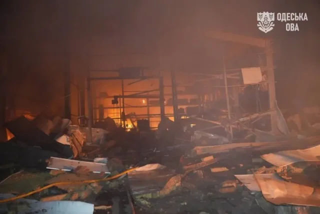 Фото: Росіяни атакували промислове підприємство та гаражний кооператив на Одещині Фото: Росіяни атакували промислове підприємство та гаражний кооператив на Одещині