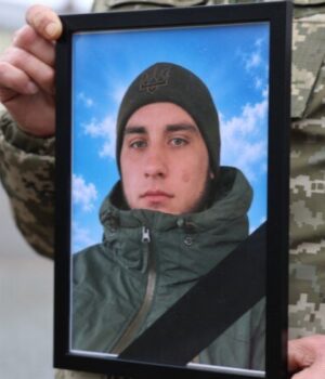 Без-батька-залишилася-трирічна-донечка:-у-Луцьку-поховали-Захисника-Артема-Тютюнника