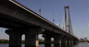 Росія атакувала Південний міст в Києві: рух перекрито для всього транспорту Росія-атакувала-Південний-міст-в-Києві:-рух-перекрито-для-всього-транспорту