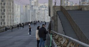 Атака на Київ: пошкодження Південного мосту та обмеження в метро РФ атакувала Південний міст у Києві: з’явилися перші фото наслідків