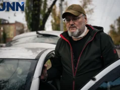 В Києві уламок обстрілу поранив чоловіка біля університету Сім-швів:-уламок-поранив-чоловіка-в-шию-під-час-обстрілу-університету-Києві-–-фоторепортаж