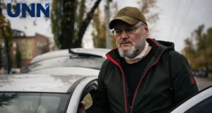 В Києві уламок обстрілу поранив чоловіка біля університету Сім-швів:-уламок-поранив-чоловіка-в-шию-під-час-обстрілу-університету-Києві-–-фоторепортаж