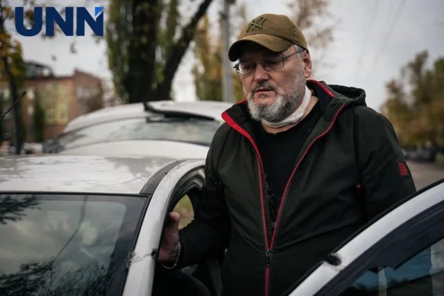 В Києві уламок обстрілу поранив чоловіка біля університету Сім-швів:-уламок-поранив-чоловіка-в-шию-під-час-обстрілу-університету-Києві-–-фоторепортаж