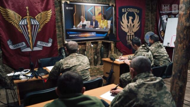 В Україні відзначили 27-й Радіодиктант національної єдності під час повітряної тривоги Радіодиктант-під-обстрілами.-Українська-мова-проти-тези-Путіна-про-«один-народ»