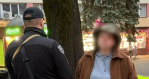В Івано-Франківську жінка підпалила прапор України В Івано-Франківську жінка підпалила прапор України