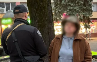 В Івано-Франківську жінка підпалила прапор України В Івано-Франківську жінка підпалила прапор України
