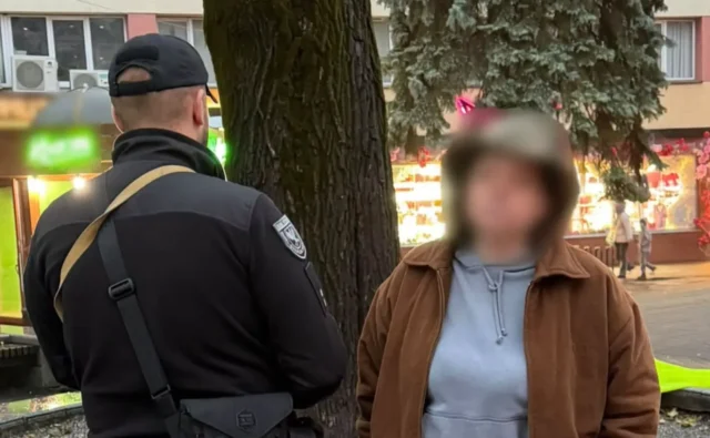 В Івано-Франківську жінка підпалила прапор України В Івано-Франківську жінка підпалила прапор України