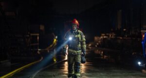 Удар Росії по багатоповерхівці у Харкові: постраждалі та заблоковані люди Росія ударила по висотці у Харкові, у будинку заблоковані люди