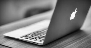 Apple представила новий MacBook Pro з сенсорним екраном: “яблуко” знову світиться apple-представила-новий-macbook-pro-з-сенсорним-екраном:-“яблуко”-знову-світиться