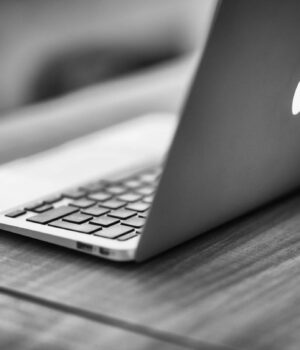 apple-представила-новий-macbook-pro-з-сенсорним-екраном:-“яблуко”-знову-світиться