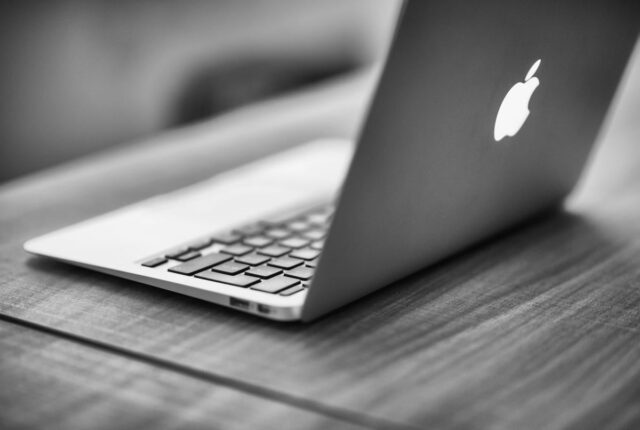 Apple представила новий MacBook Pro з сенсорним екраном: “яблуко” знову світиться apple-представила-новий-macbook-pro-з-сенсорним-екраном:-“яблуко”-знову-світиться