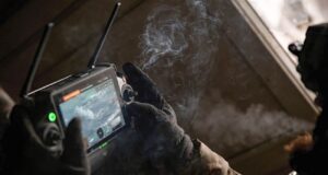 Унікальна операція з евакуації загиблого воїна ЗСУ на околицях Вовчанська Унікальна операція під Вовчанськом: полонений росіянин виніс тіло загиблого воїна ЗСУ (відео)