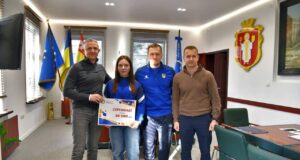 У Луцьку вручили грошовий сертифікат важкоатлетці Вікторії Литвинець У-Луцьку-вручили-грошовий-сертифікат-важкоатлетці-Вікторії-Литвинець