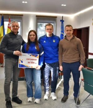 У-Луцьку-вручили-грошовий-сертифікат-важкоатлетці-Вікторії-Литвинець