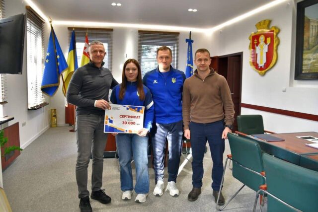 У Луцьку вручили грошовий сертифікат важкоатлетці Вікторії Литвинець У-Луцьку-вручили-грошовий-сертифікат-важкоатлетці-Вікторії-Литвинець