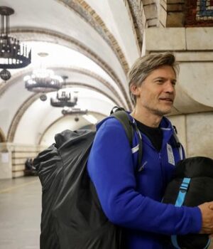 Приїхав-підтримати-українців:-Джеймі-Ланністер-з-«Гри-престолів»-провів-ніч-у-київському-метро