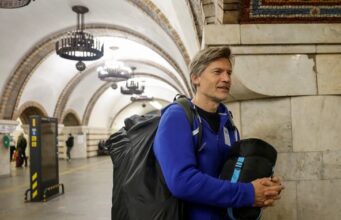 Приїхав підтримати українців: Джеймі Ланністер з «Гри престолів» провів ніч у київському метро Приїхав-підтримати-українців:-Джеймі-Ланністер-з-«Гри-престолів»-провів-ніч-у-київському-метро