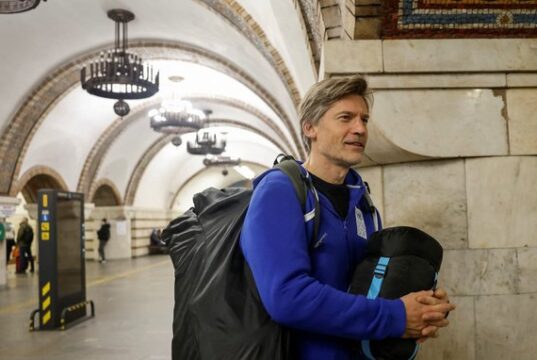 Приїхав підтримати українців: Джеймі Ланністер з «Гри престолів» провів ніч у київському метро Приїхав-підтримати-українців:-Джеймі-Ланністер-з-«Гри-престолів»-провів-ніч-у-київському-метро