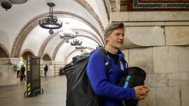 Приїхав підтримати українців: Джеймі Ланністер з «Гри престолів» провів ніч у київському метро Приїхав-підтримати-українців:-Джеймі-Ланністер-з-«Гри-престолів»-провів-ніч-у-київському-метро