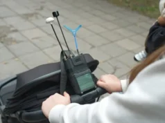 У Запоріжжі мама гуляє з немовлям і детектором дронів на візочку У Запоріжжі мама гуляє з немовлям і детектором дронів на візочку