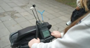 У Запоріжжі мама гуляє з немовлям і детектором дронів на візочку У Запоріжжі мама гуляє з немовлям і детектором дронів на візочку