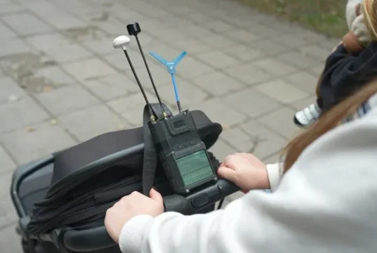 У Запоріжжі мама гуляє з немовлям і детектором дронів на візочку У Запоріжжі мама гуляє з немовлям і детектором дронів на візочку