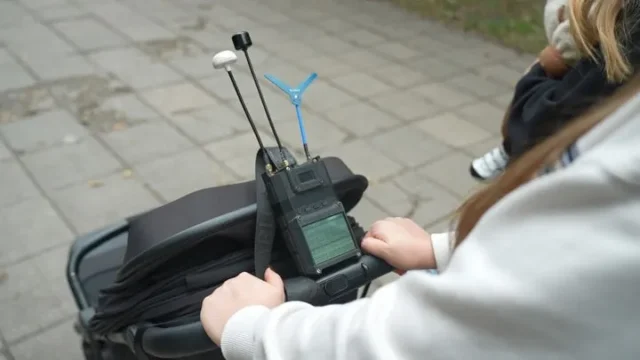 У Запоріжжі мама гуляє з немовлям і детектором дронів на візочку У Запоріжжі мама гуляє з немовлям і детектором дронів на візочку