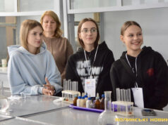 Школярі в Луцьку проводили лабораторні досліди і вчилися писати програмні коди. Фото Школярі-в-Луцьку-проводили-лабораторні-досліди-і-вчилися-писати-програмні-коди.-Фото