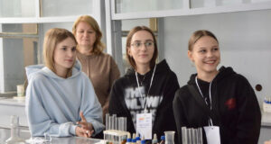 Школярі в Луцьку проводили лабораторні досліди і вчилися писати програмні коди. Фото Школярі-в-Луцьку-проводили-лабораторні-досліди-і-вчилися-писати-програмні-коди.-Фото