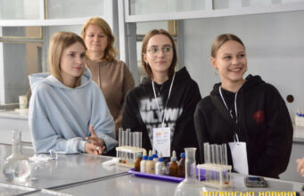 Школярі в Луцьку проводили лабораторні досліди і вчилися писати програмні коди. Фото Школярі-в-Луцьку-проводили-лабораторні-досліди-і-вчилися-писати-програмні-коди.-Фото