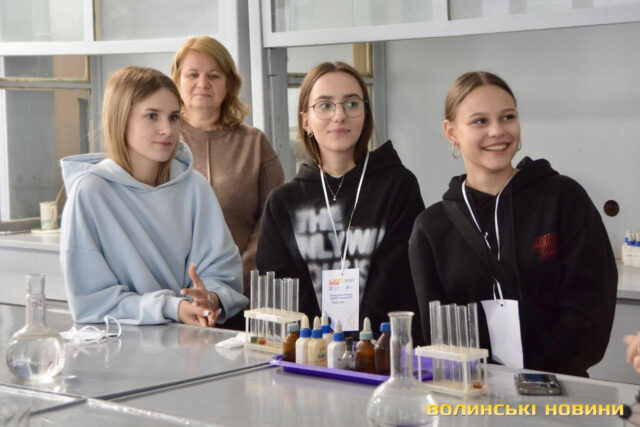 Школярі в Луцьку проводили лабораторні досліди і вчилися писати програмні коди. Фото Школярі-в-Луцьку-проводили-лабораторні-досліди-і-вчилися-писати-програмні-коди.-Фото